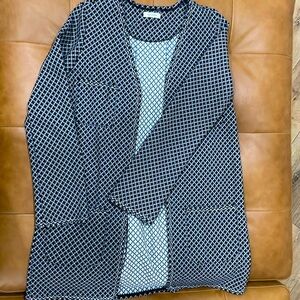 Black and white, quad-pocket knit throw over. Perfect for a fancy cocktail hour.